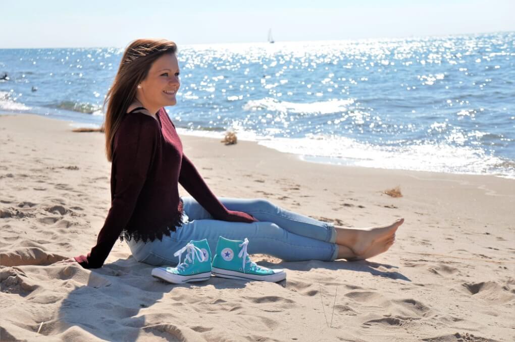 dual diagnosis rehab woman in San Diego beach