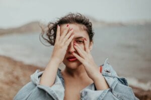 signs mental health problems portrait reflection beach summer young woman beautiful woman feeling real woman beach portrait